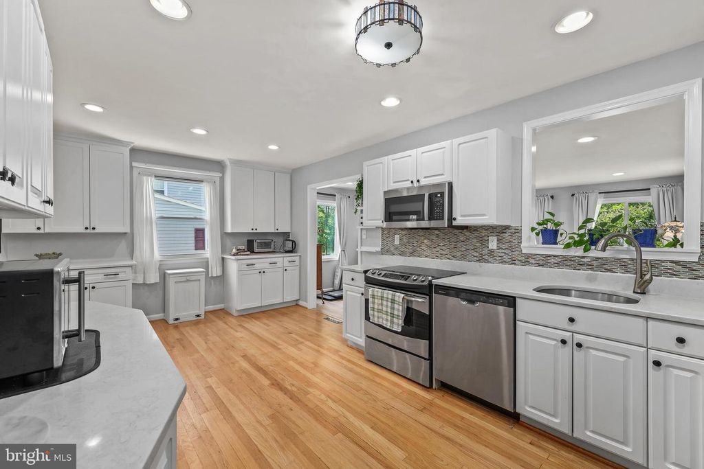 Image 11 of property listing at 32 SEVERNDALE RD, Severna Park, MD 21146