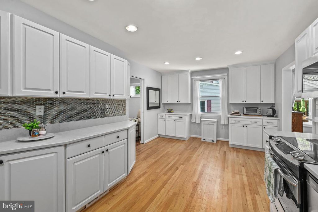 Image 12 of property listing at 32 SEVERNDALE RD, Severna Park, MD 21146