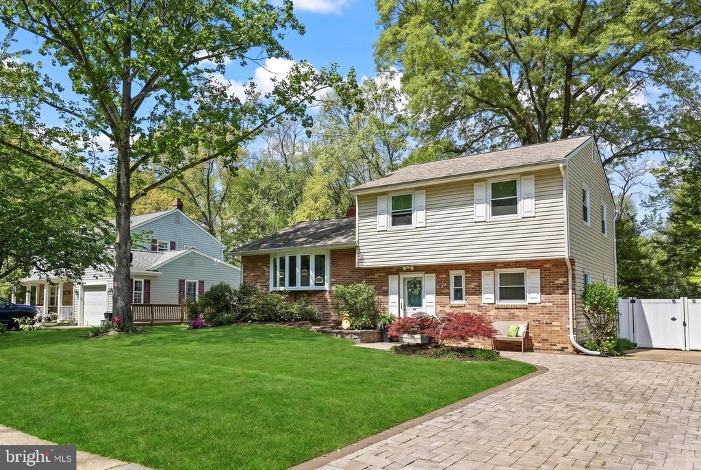 Image 3 of property listing at 32 SEVERNDALE RD, Severna Park, MD 21146