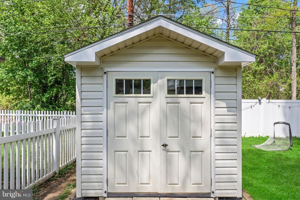Image 35 of property listing at 32 SEVERNDALE RD, Severna Park, MD 21146