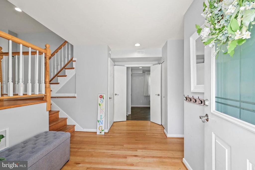 Image 4 of property listing at 32 SEVERNDALE RD, Severna Park, MD 21146