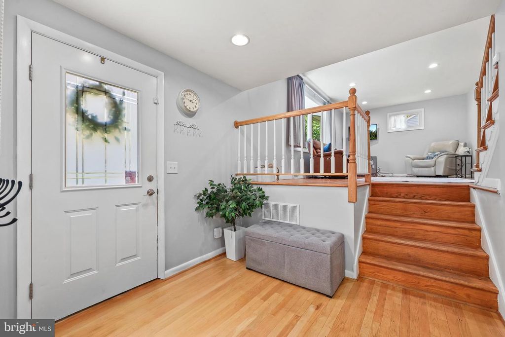 Image 5 of property listing at 32 SEVERNDALE RD, Severna Park, MD 21146