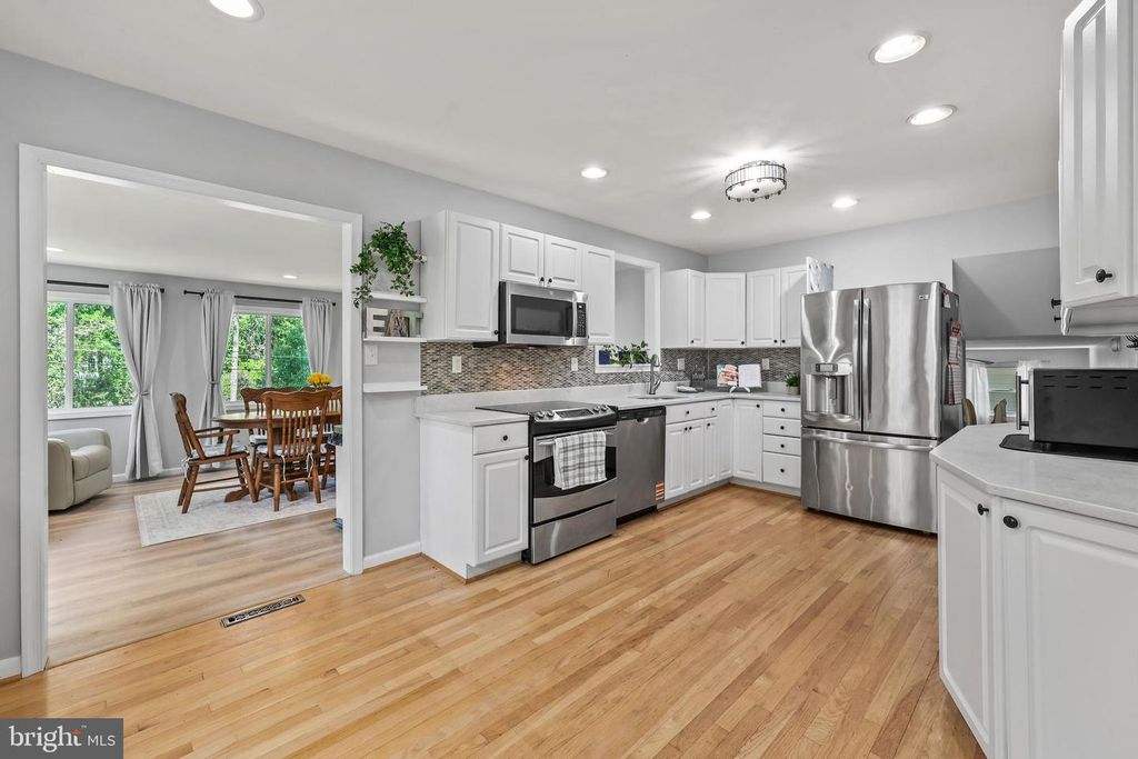 Image 9 of property listing at 32 SEVERNDALE RD, Severna Park, MD 21146