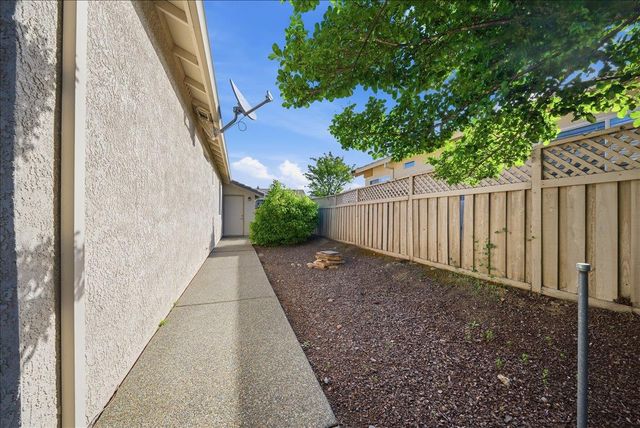 1611 Hackberry Ln, Lincoln, CA 95648