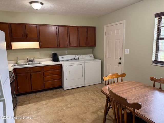 3713 Arcadia Ct, Louisville, KY 40229