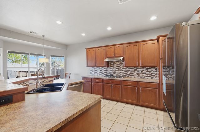 808 E Seattle Street, Broken Arrow, OK 74012