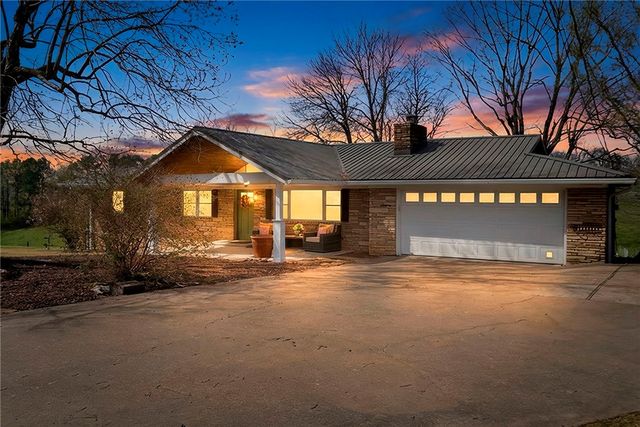 801 Blue Jay Lane, Fayetteville, AR 72704