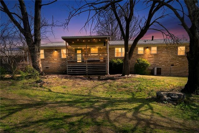 801 Blue Jay Lane, Fayetteville, AR 72704