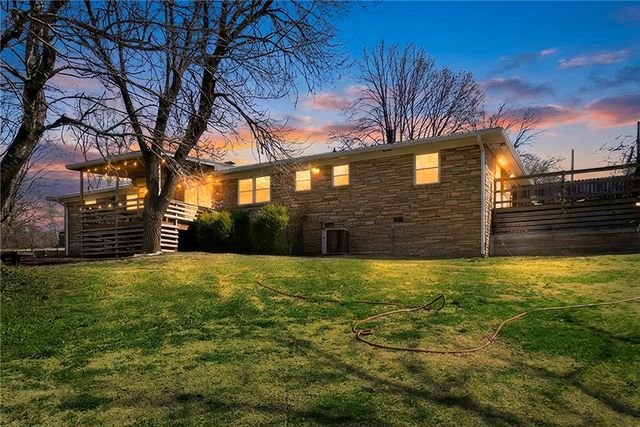 801 Blue Jay Lane, Fayetteville, AR 72704