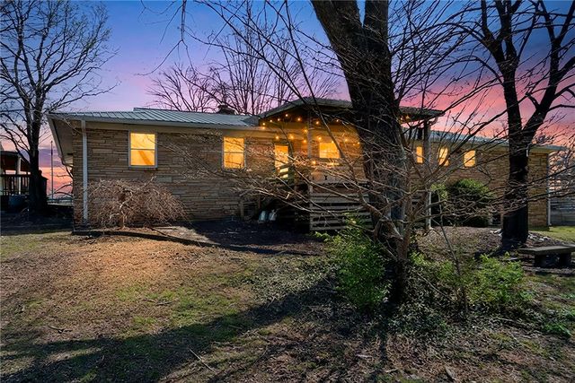 801 Blue Jay Lane, Fayetteville, AR 72704