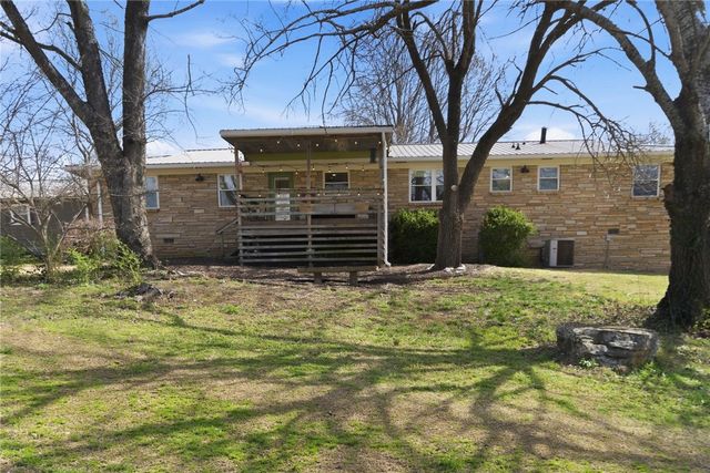 801 Blue Jay Lane, Fayetteville, AR 72704