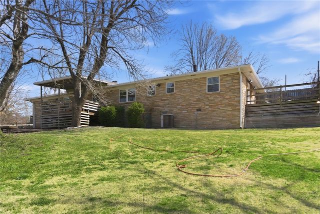 801 Blue Jay Lane, Fayetteville, AR 72704