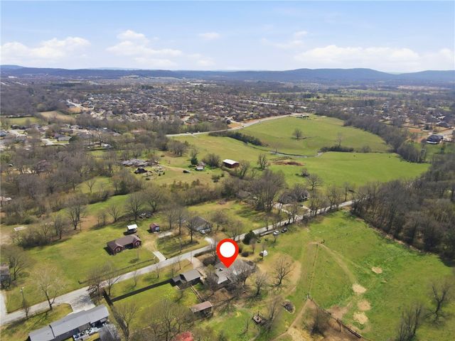 801 Blue Jay Lane, Fayetteville, AR 72704