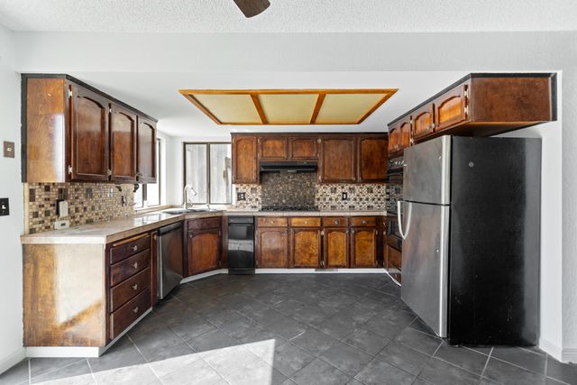 91 Heatherwood Court, Porterville, CA 93257