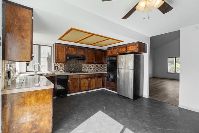 91 Heatherwood Court, Porterville, CA 93257