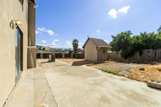 91 Heatherwood Court, Porterville, CA 93257