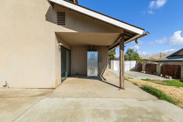 91 Heatherwood Court, Porterville, CA 93257