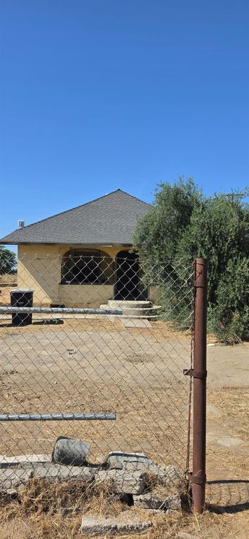 590 E Daleville Avenue, Fresno, CA 93706