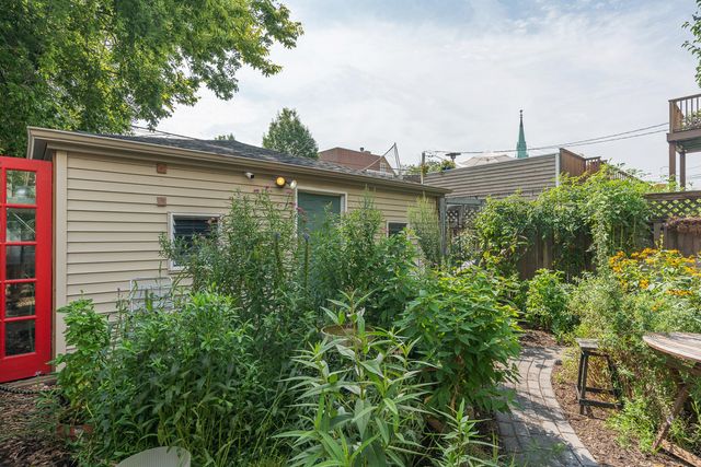 1301 W Nelson Street G, Chicago, IL 60657