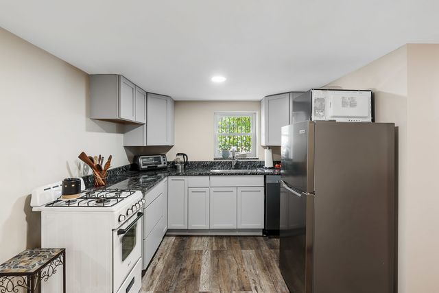 1301 W Nelson Street G, Chicago, IL 60657