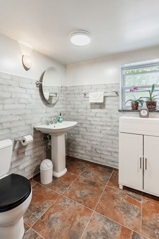 1301 W Nelson Street G, Chicago, IL 60657