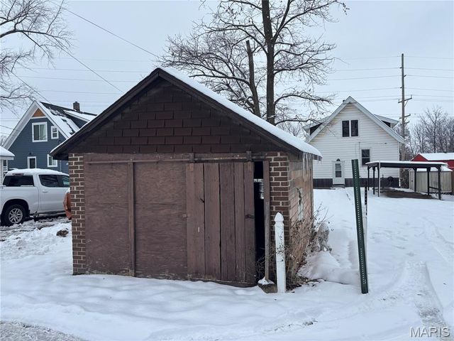 910 6th Street, Highland, IL 62249