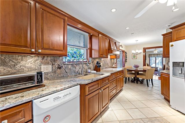 100 Judy Dr, Collier Twp, PA 15106