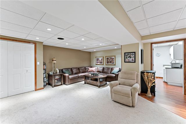 100 Judy Dr, Collier Twp, PA 15106