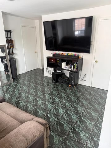 20 Lincoln Avenue, Carteret, NJ 07008