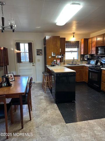 15 Georgia Tavern Road, Farmingdale, NJ 07727