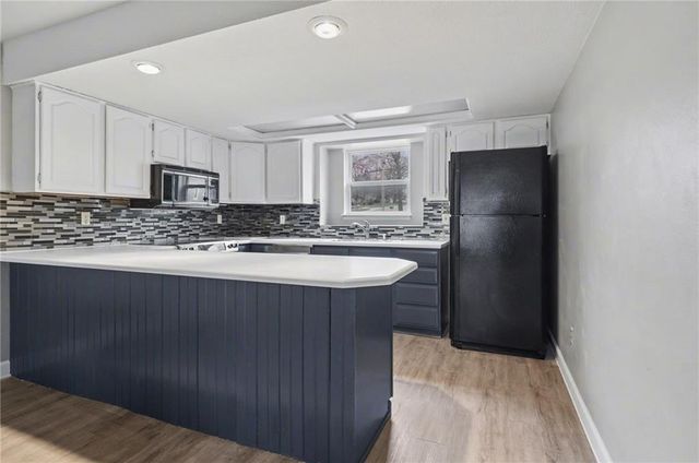 1011 Lakecrest Road, Lawrence, KS 66049