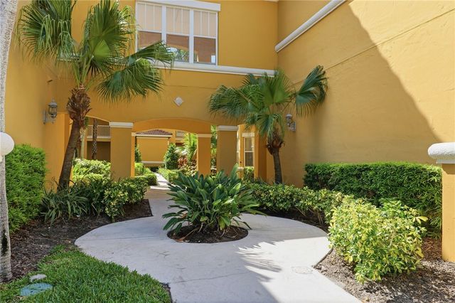 5045 Fairways Circle D105, Vero Beach, FL 32967