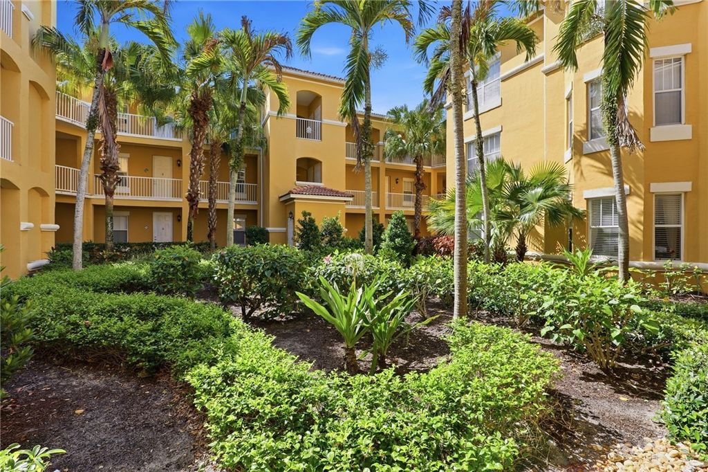 5045 Fairways Circle D105, Vero Beach, FL 32967