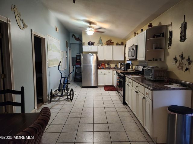 14 W Thames Road, Little Egg Harbor, NJ 08087