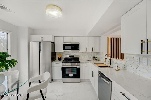 34 Portland Place, Morganville, NJ 07751