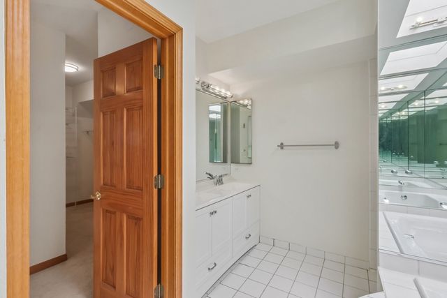 1133 W CORNELIA Avenue B, Chicago, IL 60657