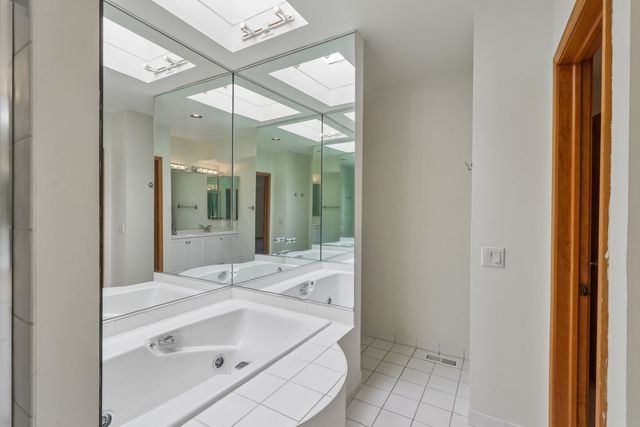 1133 W CORNELIA Avenue B, Chicago, IL 60657