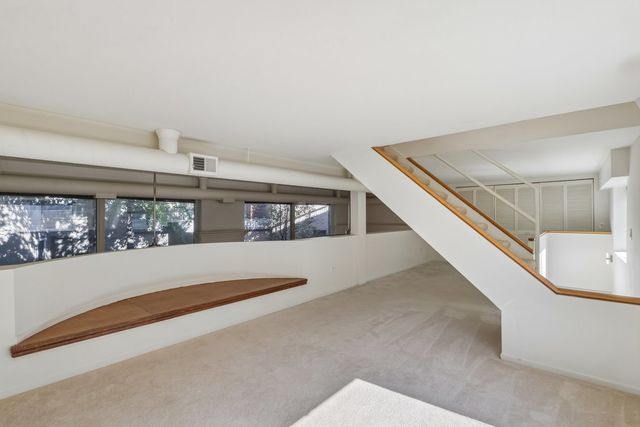 1133 W CORNELIA Avenue B, Chicago, IL 60657