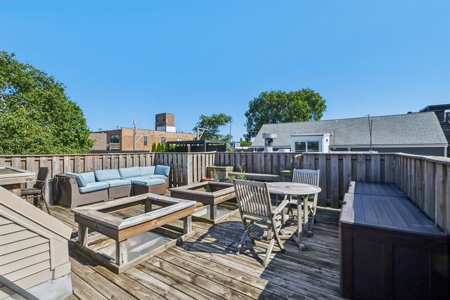 1133 W CORNELIA Avenue B, Chicago, IL 60657