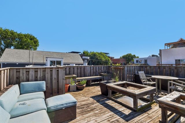 1133 W CORNELIA Avenue B, Chicago, IL 60657