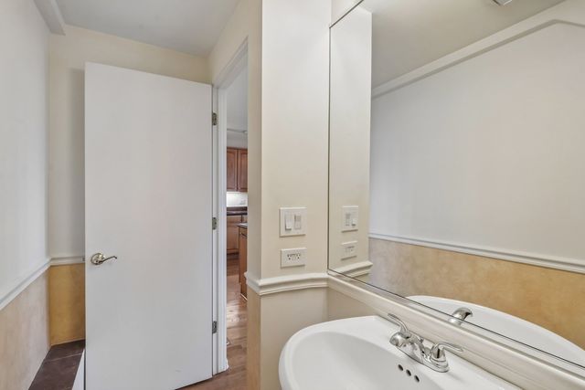 1133 W CORNELIA Avenue B, Chicago, IL 60657
