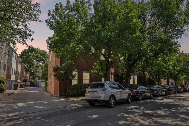 1133 W CORNELIA Avenue B, Chicago, IL 60657