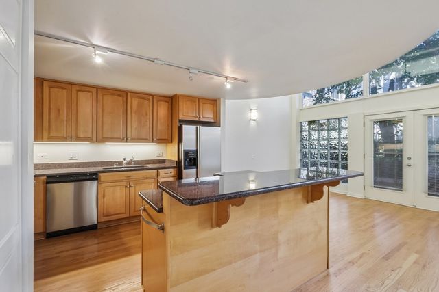 1133 W CORNELIA Avenue B, Chicago, IL 60657