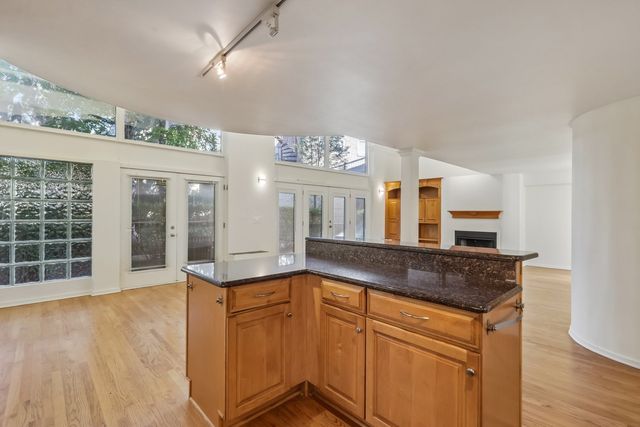 1133 W CORNELIA Avenue B, Chicago, IL 60657