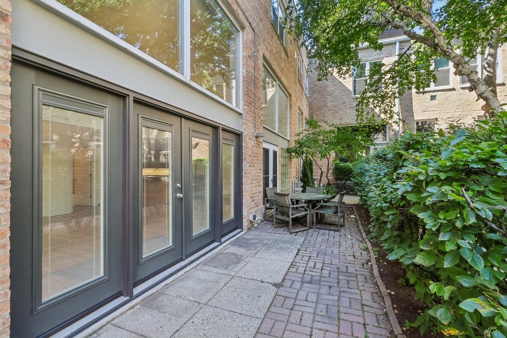 1133 W CORNELIA Avenue B, Chicago, IL 60657