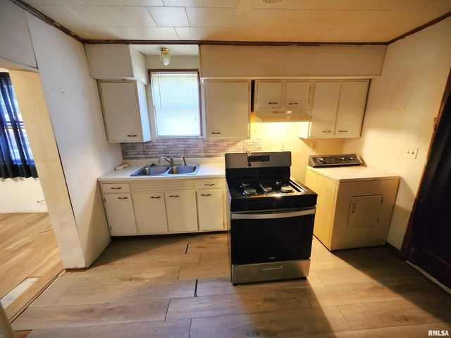 1021 MAPLE Street, Pekin, IL 61554