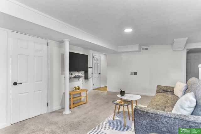 2707 S 10 Street, Omaha, NE 68108