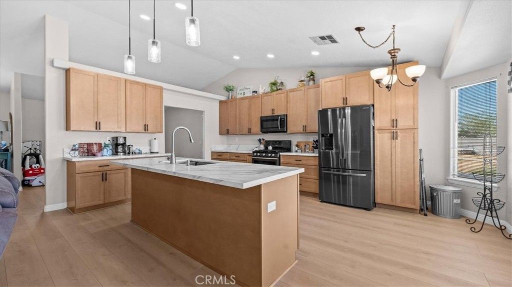 Image 11 of property listing at 15535 Erie Road, Apple Valley, CA 92307