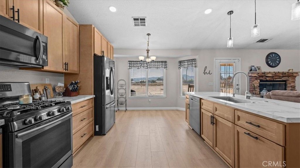Image 12 of property listing at 15535 Erie Road, Apple Valley, CA 92307