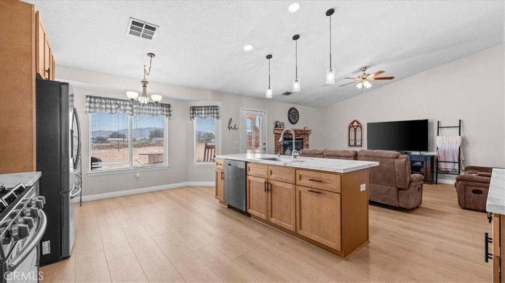 Image 13 of property listing at 15535 Erie Road, Apple Valley, CA 92307